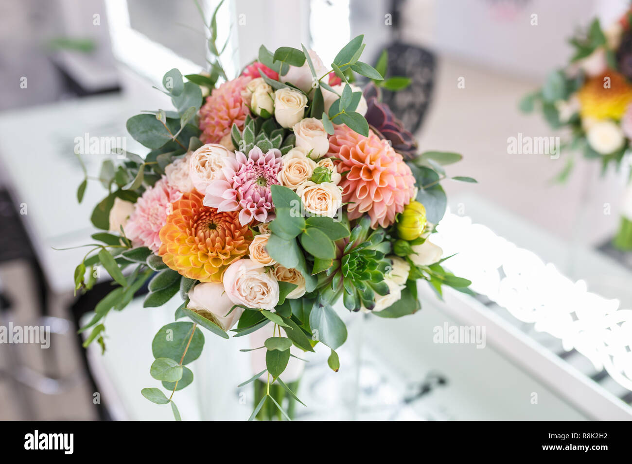 Helle wedding bouquet von Sommer Dahlien und Rosen Stockfotografie - Alamy