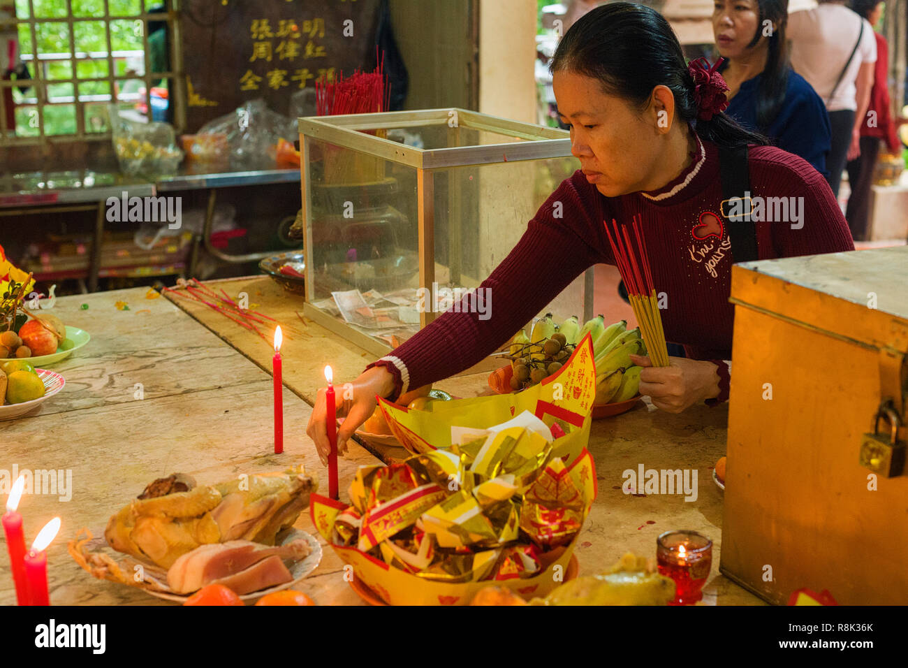 Mit den während des chinesischen neuen Jahres in Wat Phnom, Phnom Penh, Kambodscha Stockfoto