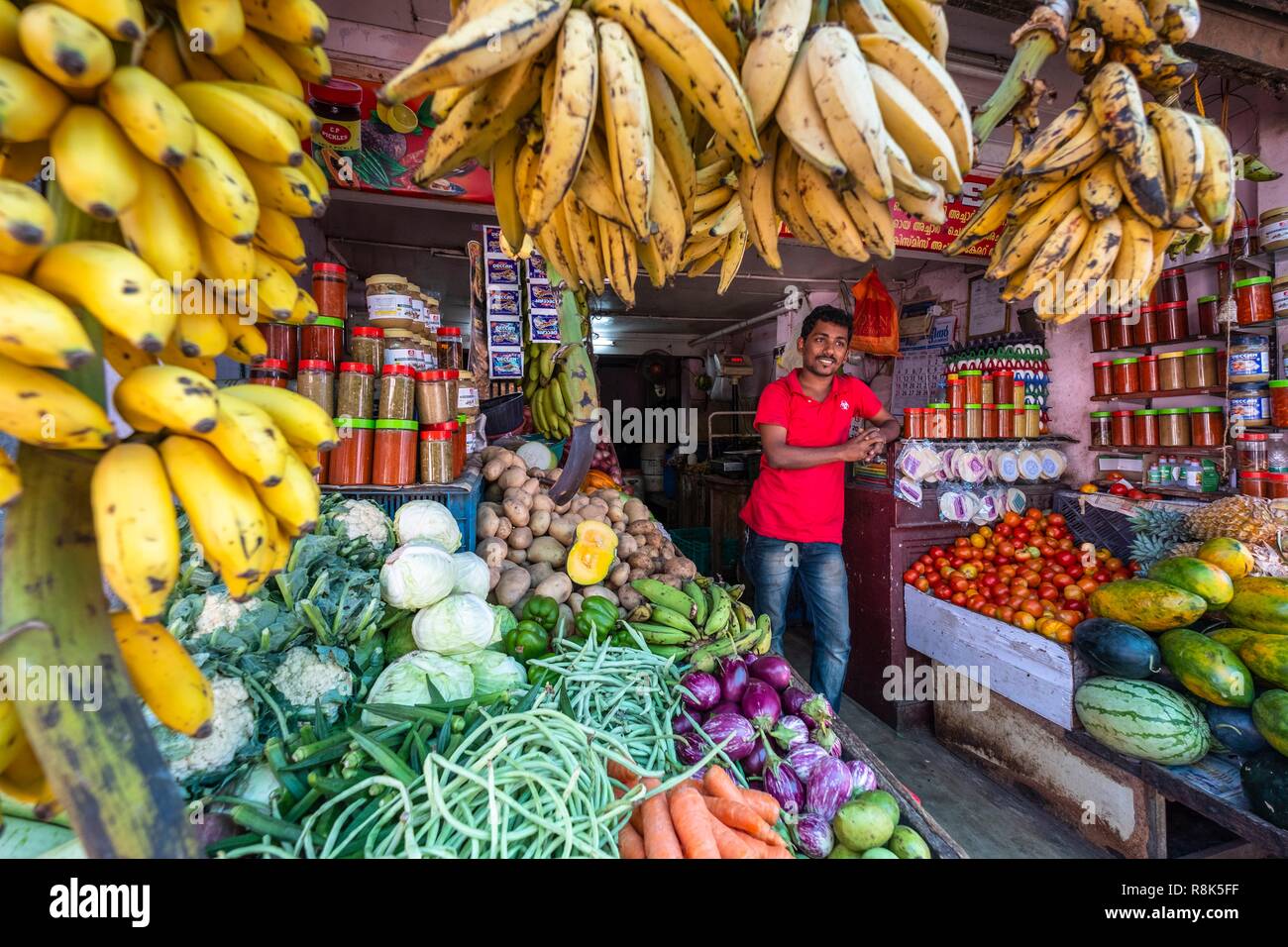 Indien, Bundesstaat Kerala, Kozhikode oder Calicut, Kuttichira Bezirk, Obst und Gemüse shop Stockfoto