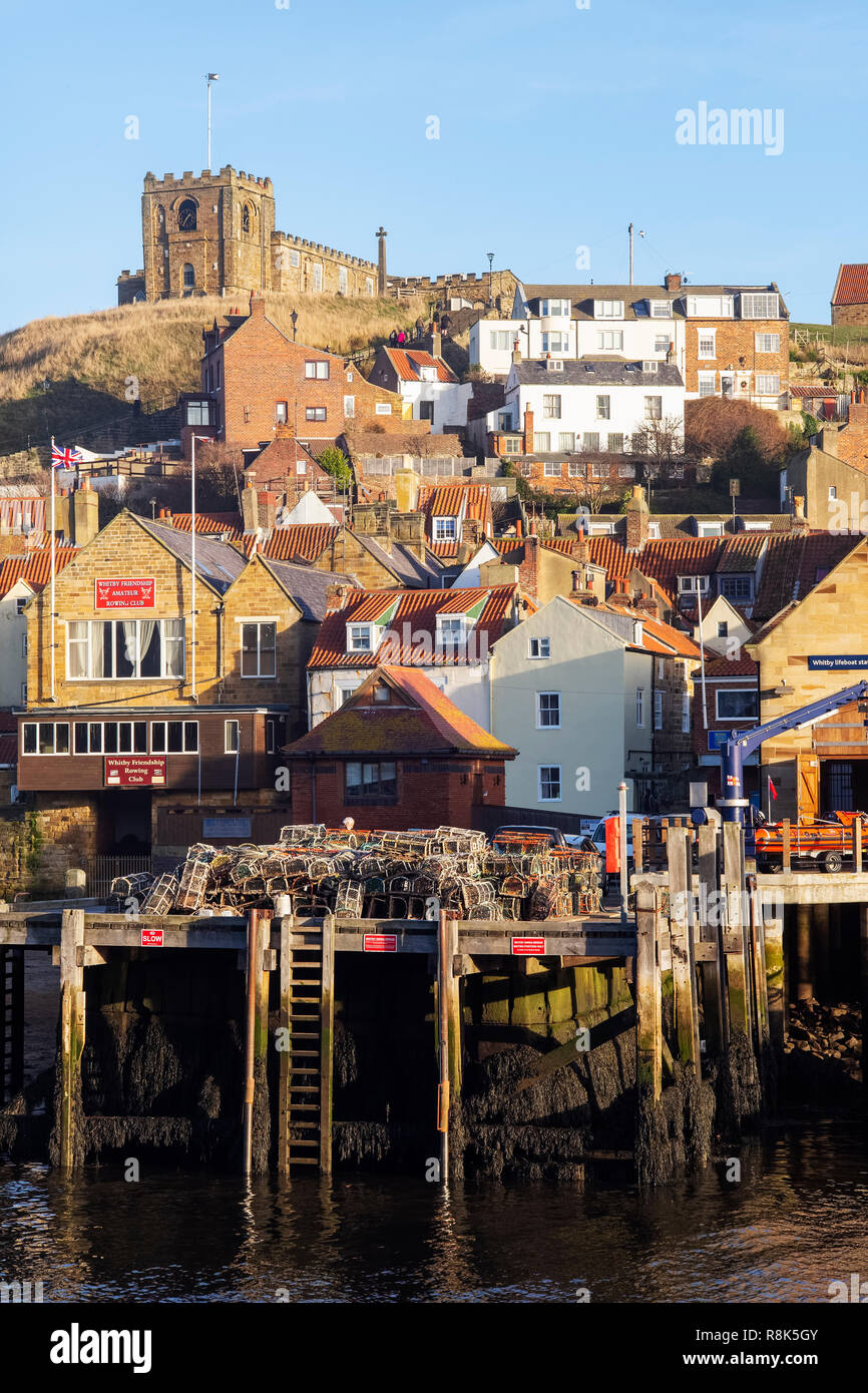 Winter Sonnenlicht auf St Marys Kirche, die 'Altstadt' und Fish Pier, Whitby, North Yorkshire, Großbritannien Stockfoto