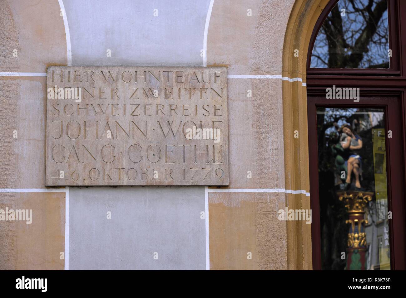 Schweiz, Kanton Bern, Biel oder Biel, Altstadt, ehemalige Crown Hotel vom  16. Jahrhundert, gedenktafel von Goethes Reisen im Bereich im Oktober 1779,  Reflexionen der Engel Brunnen in der Tür Glas Stockfotografie - Alamy