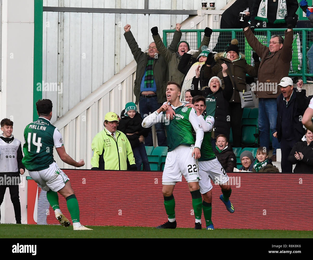 Das Stadion des Fußballclubs Hibernian Florian Kamberi (22) feiert mit Stevie Mallan (14) und Emerson Hyndman (20), nachdem das zweite Ziel während der LADBROKES Scottish Premier League Match an Ostern Road, Edinburgh. Stockfoto