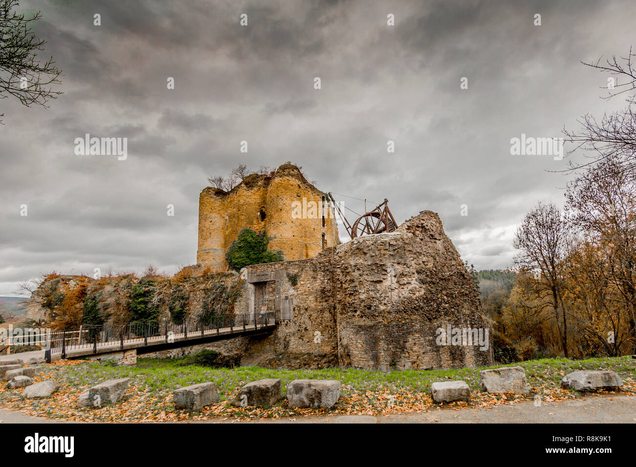 Schönes Panorama Bild von der Burg Franchimont in Ruinen auf einem wundervollen und trübe Herbst Tag in Theux die belgischen Ardennen Stockfoto