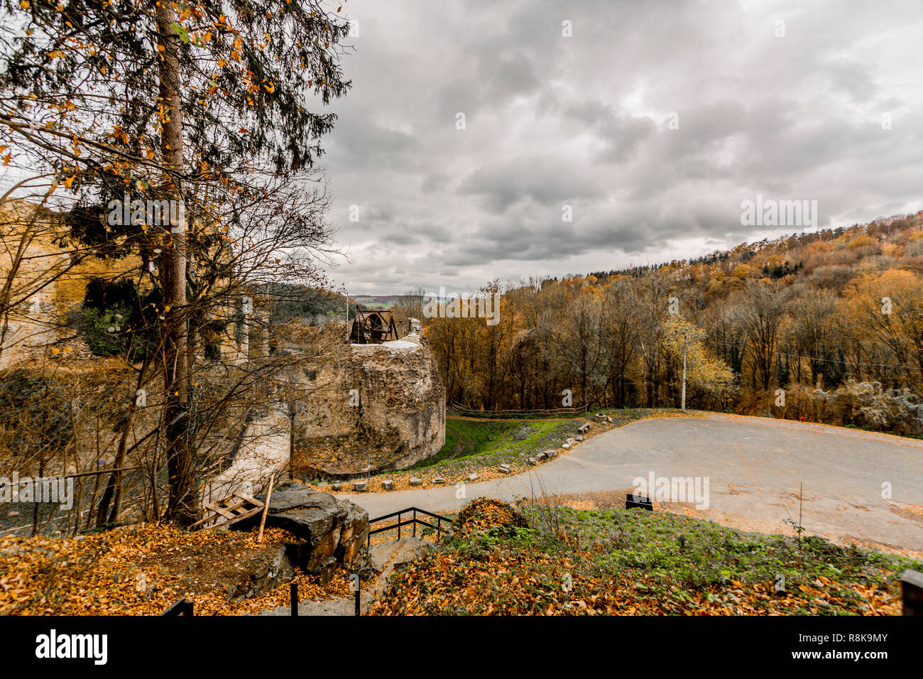 Erstaunliche Bild der Wald und die Burg von Franchimont in Ruinen auf einem wundervollen und trübe Herbst Tag in Theux die belgischen Ardennen Stockfoto