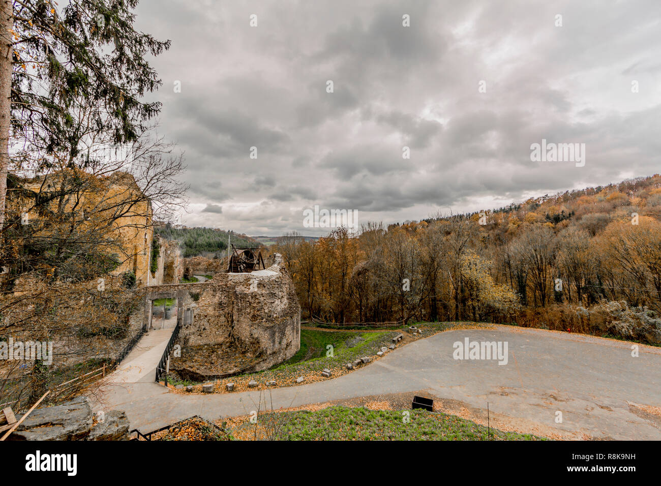 Schönes Bild von der Wald und die Burg von Franchimont in Ruinen auf einem wundervollen und trübe Herbst Tag in Theux die belgischen Ardennen Stockfoto