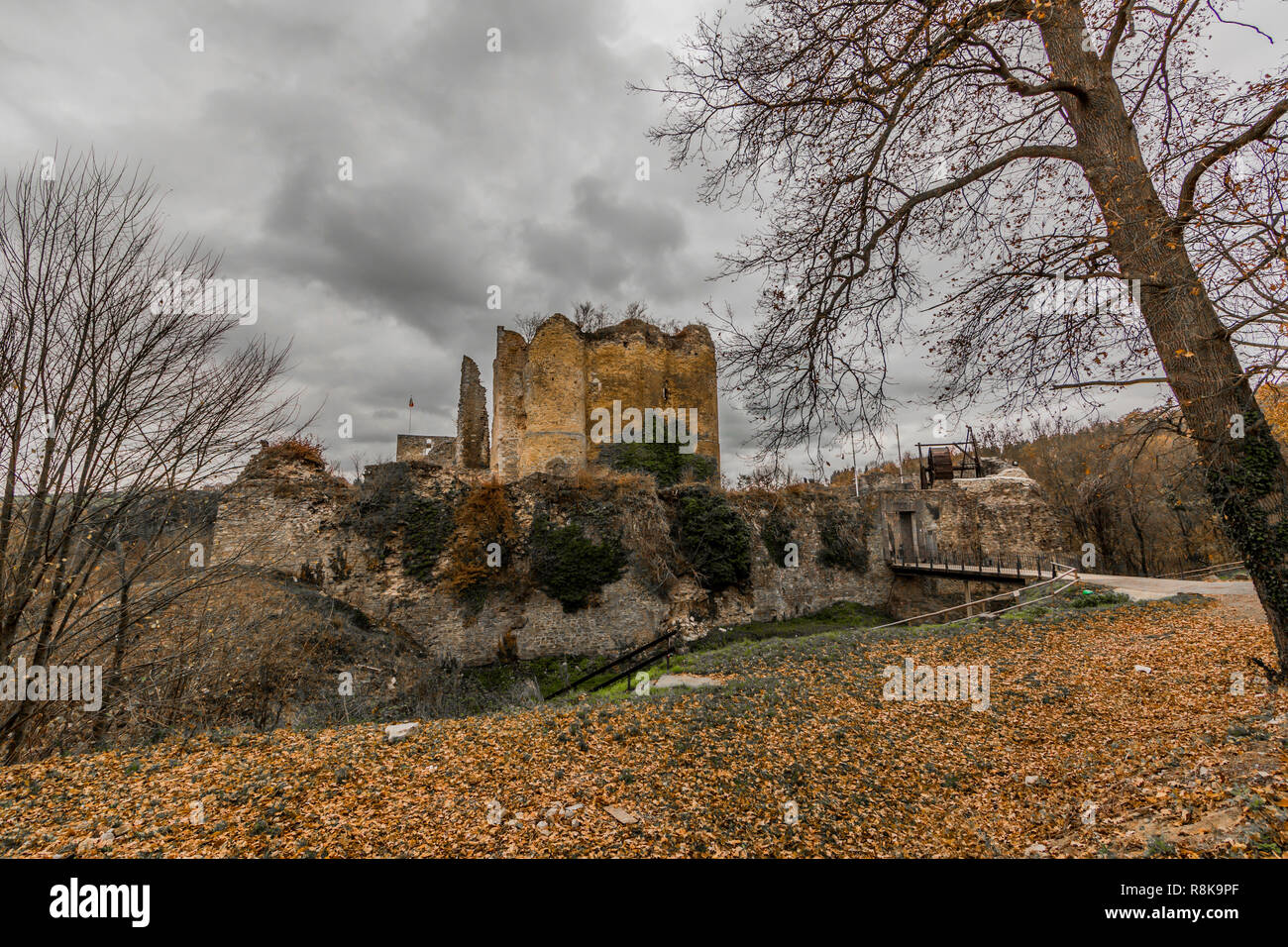 Erstaunliche Bild der Burg von Franchimont in Ruinen auf einem wundervollen und trübe Herbst Tag in Theux die belgischen Ardennen Stockfoto