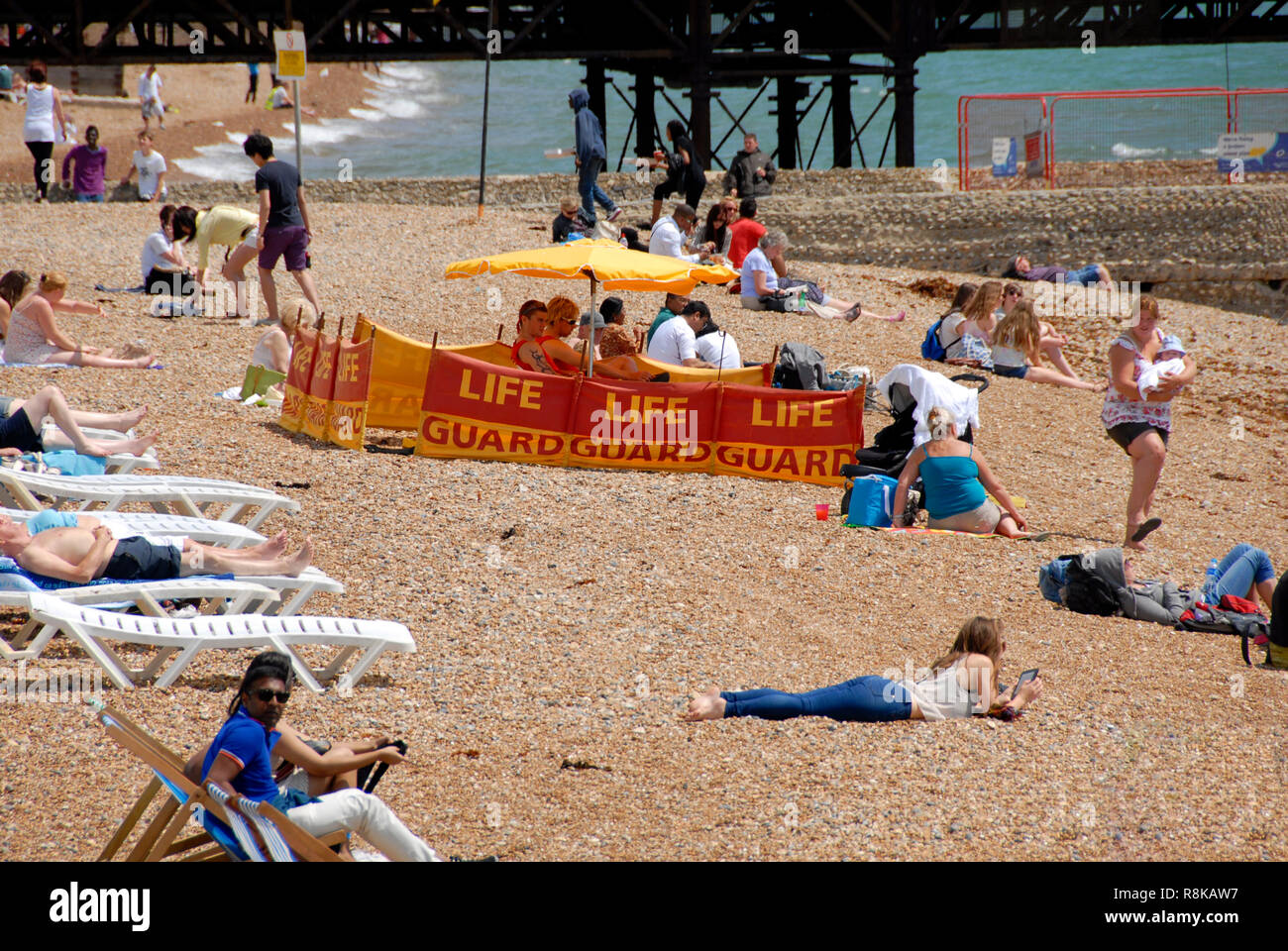 Gruppe der Rettungsschwimmer am Strand von Brighton, East Sussex, England Stockfoto
