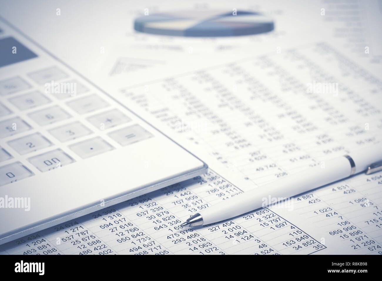 Finanzbuchhaltung Stift und Taschenrechner in den Bilanzen Stockfoto