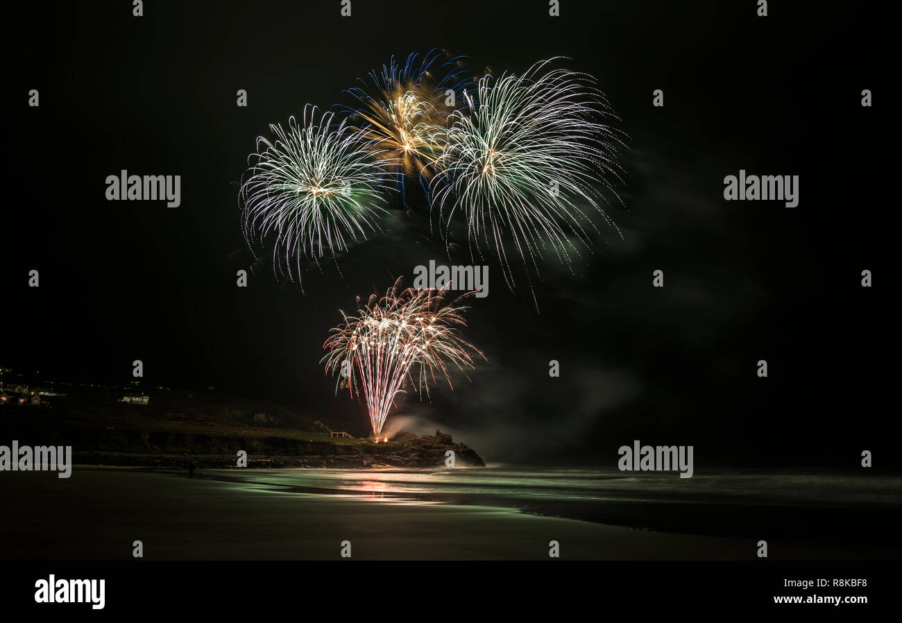 Feuerwerk auf Porthmeor Beach St. Ives, Cornwall UK Europa feiert Wiedereröffnung der Tate Gallery St. Ives. Stockfoto