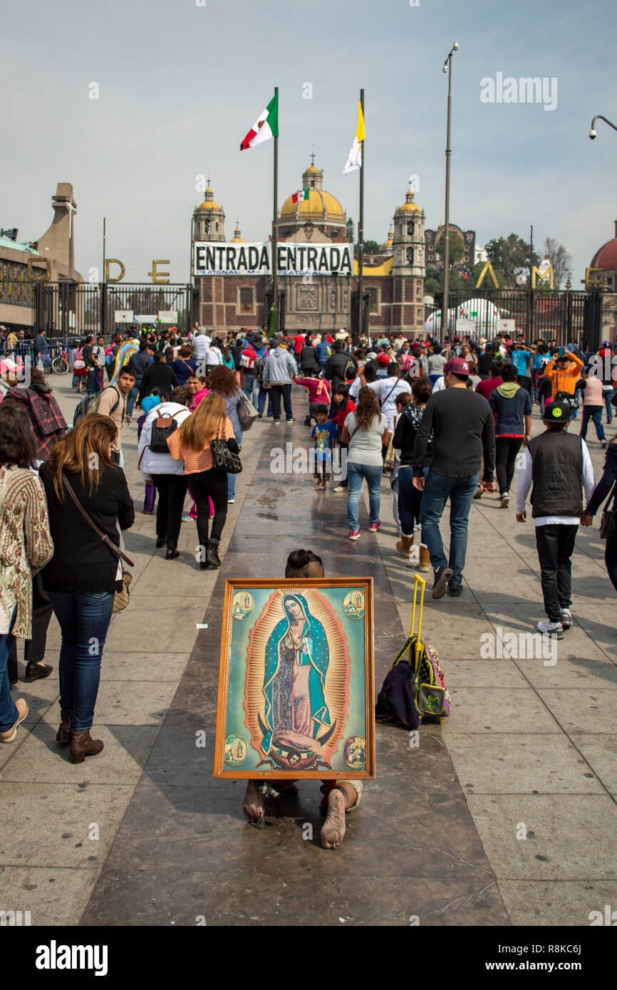 Ein pilger Kriechen in der Basilika Unserer Lieben Frau von Guadalupe in Mexiko City, Mexiko Stockfoto