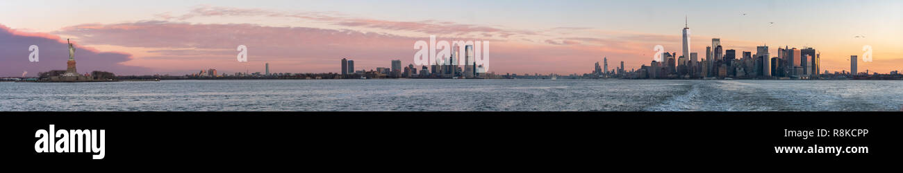 Blick auf die Freiheitsstatue, New Jersey und Manhattan während der frühen kalten Morgen Winter Stockfoto