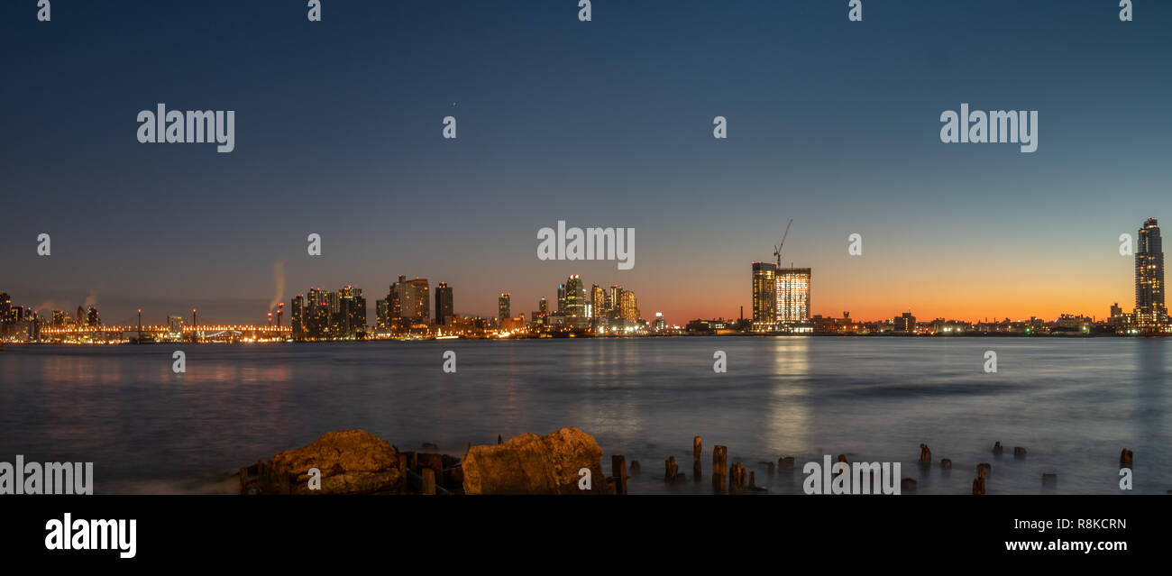 Blick auf die Queensborough Bridge in der Morgendämmerung vom Manhattan Shoreline Stockfoto