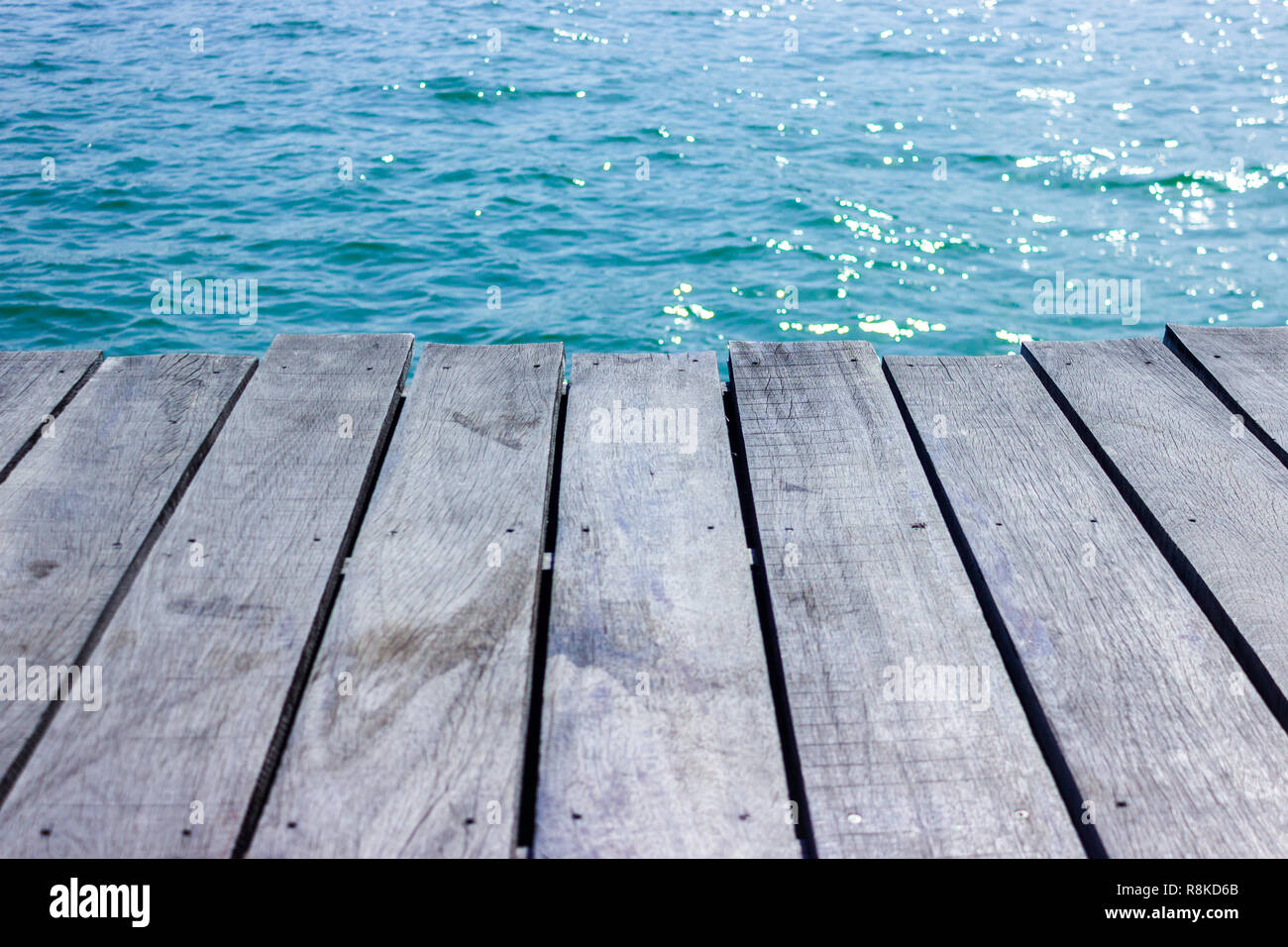 Holz- Tischplatte mit blauen Meer Hintergrund. Stockfoto