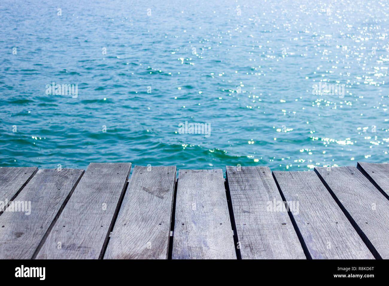 Holz- Tischplatte mit blauen Meer Hintergrund. Stockfoto