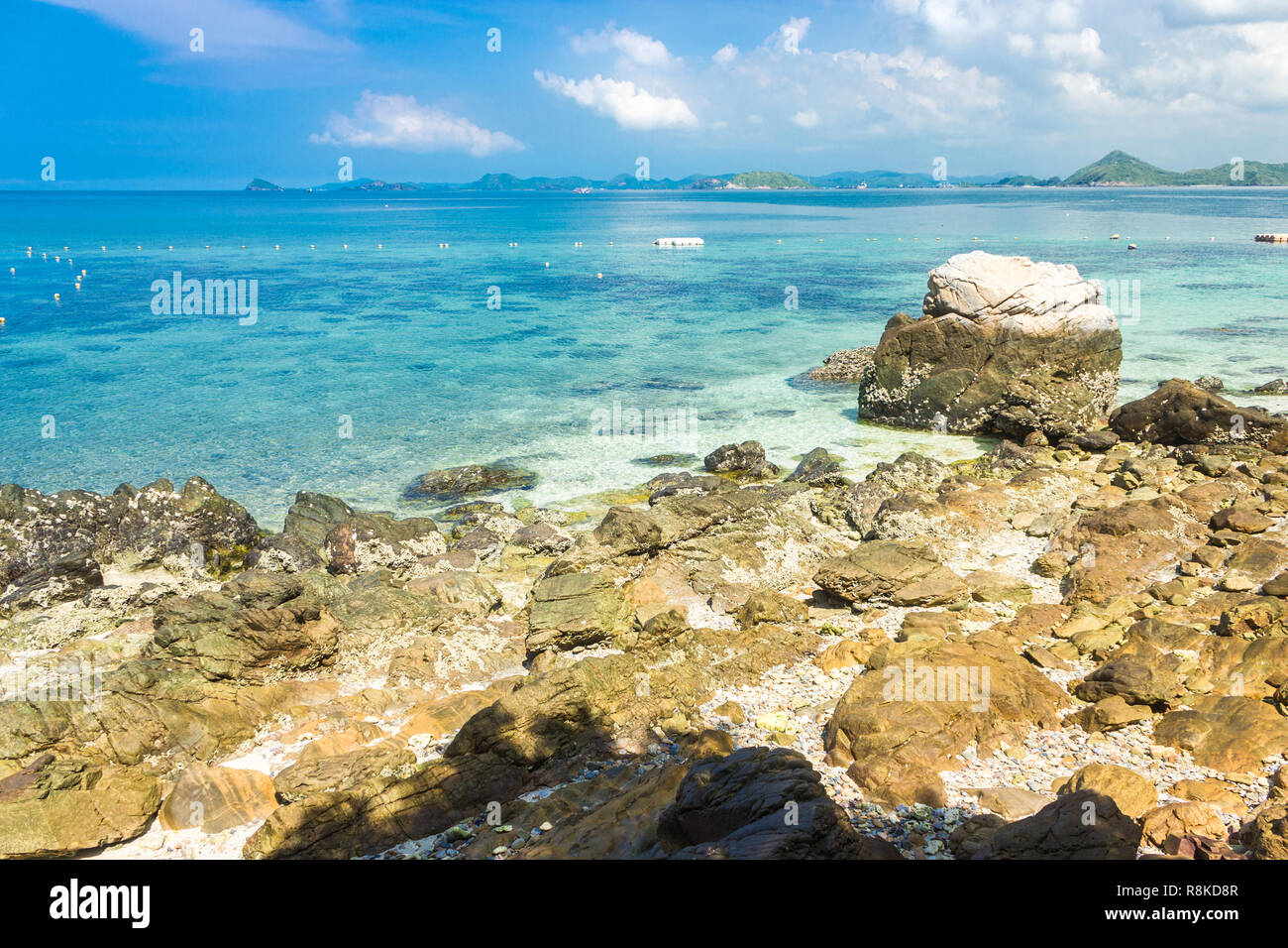 Tropische Insel Felsen am Strand mit blauer Himmel. Koh Kham Pattaya Thailand. Stockfoto