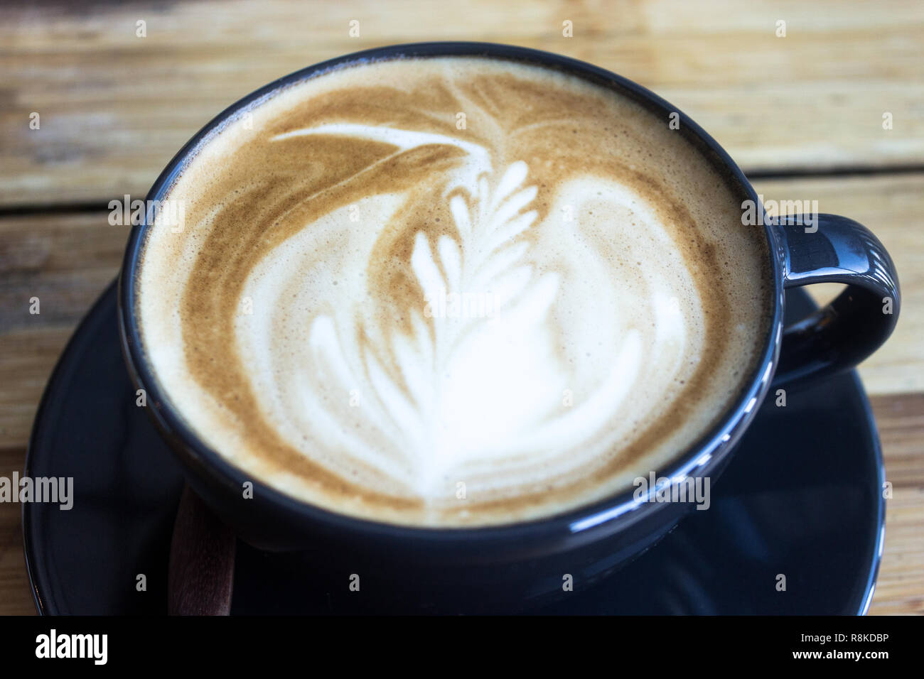 Kaffeetasse mit Morgensonne auf Holz Tisch Hintergrund Stockfoto