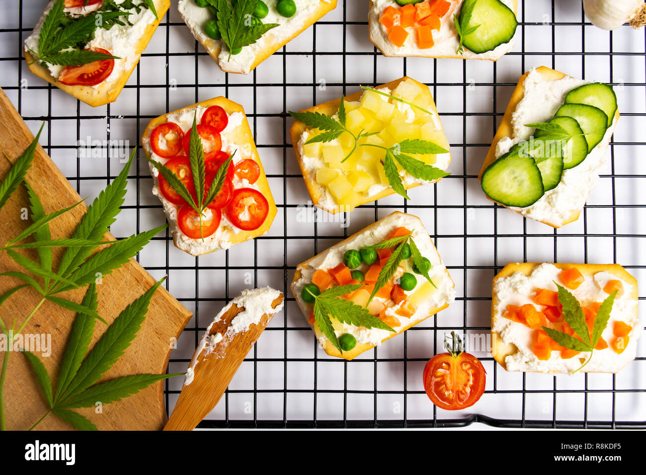 Sandwiches mit Marihuana Blätter und Gemüse auf einem Grid Ansicht von oben Stockfoto