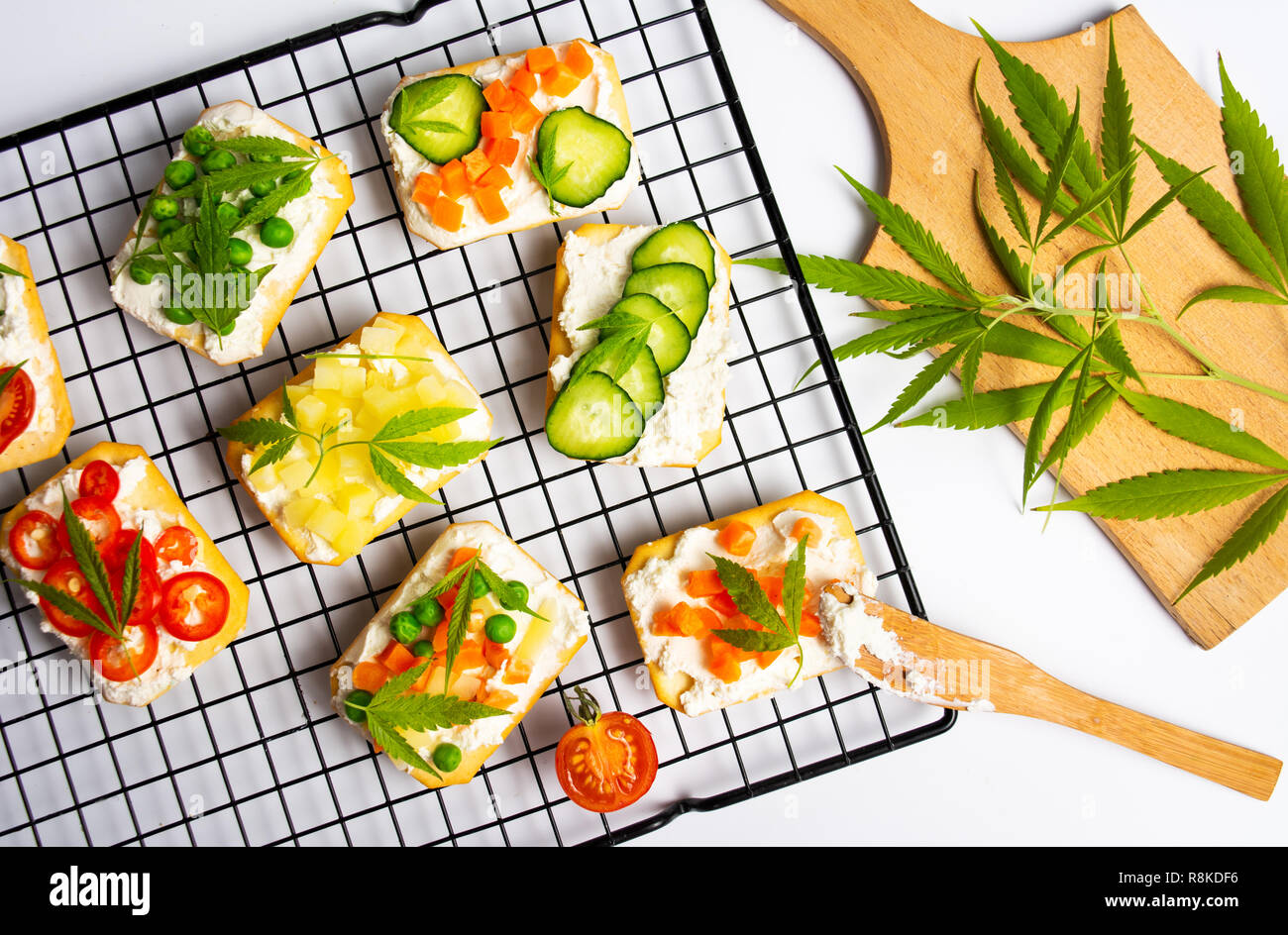 Sandwiches mit Marihuana Blätter und Gemüse auf einem Grid Ansicht von oben Stockfoto