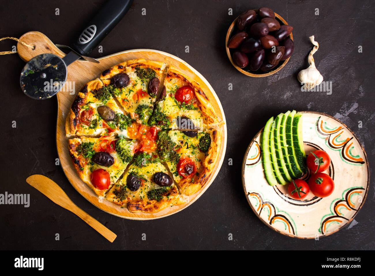 Hausgemachte Pizza mit Brokkoli und organische Bestandteile Stockfoto