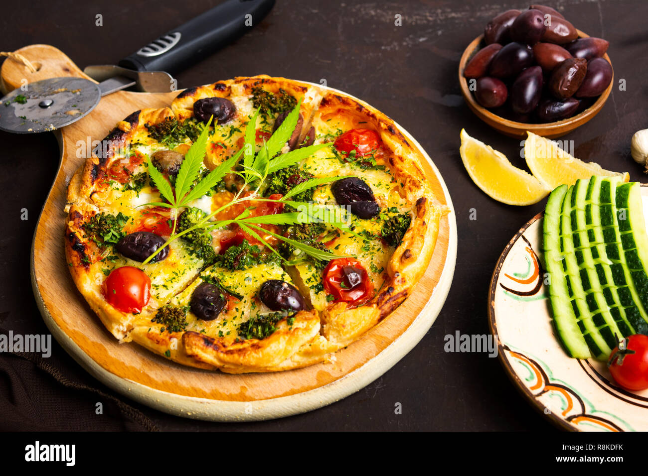 Pizza mit Marihuana Blätter und organische Bestandteile, Ansicht von oben Stockfoto