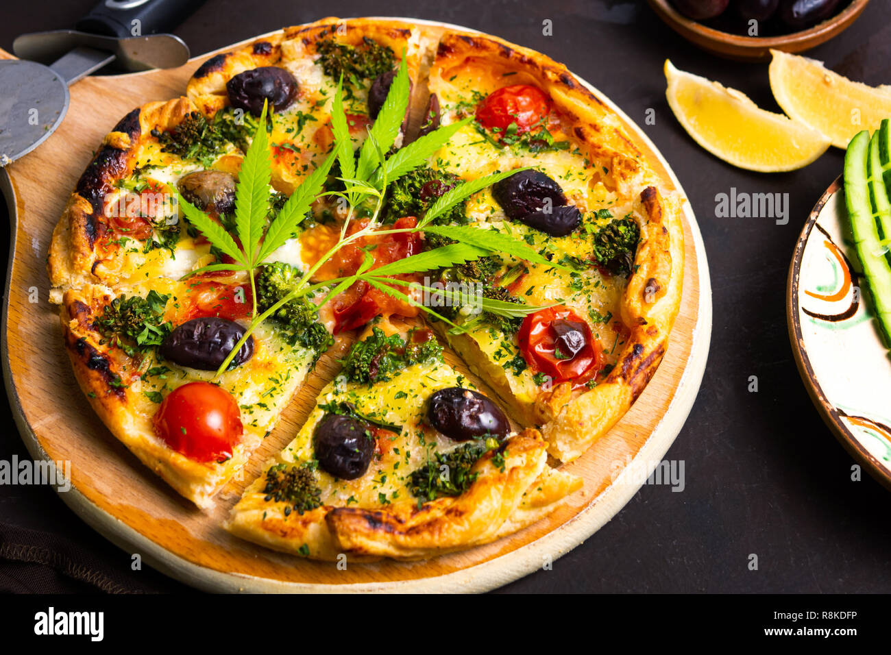 Pizza mit Marihuana Blätter und organische Bestandteile, Ansicht von oben Stockfoto