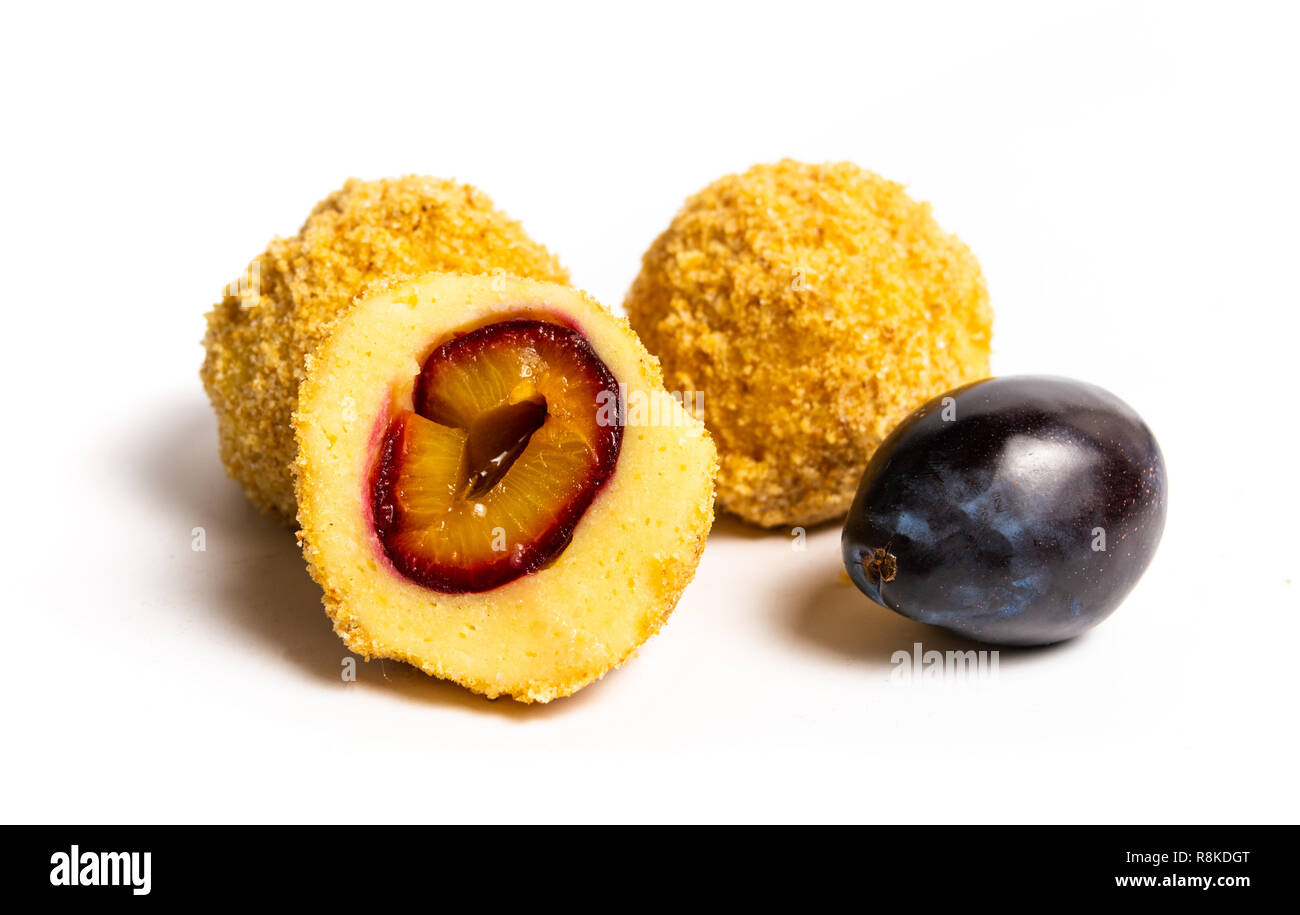 Fährte Knödel mit Pflaumen isoliert auf weißem Stockfoto