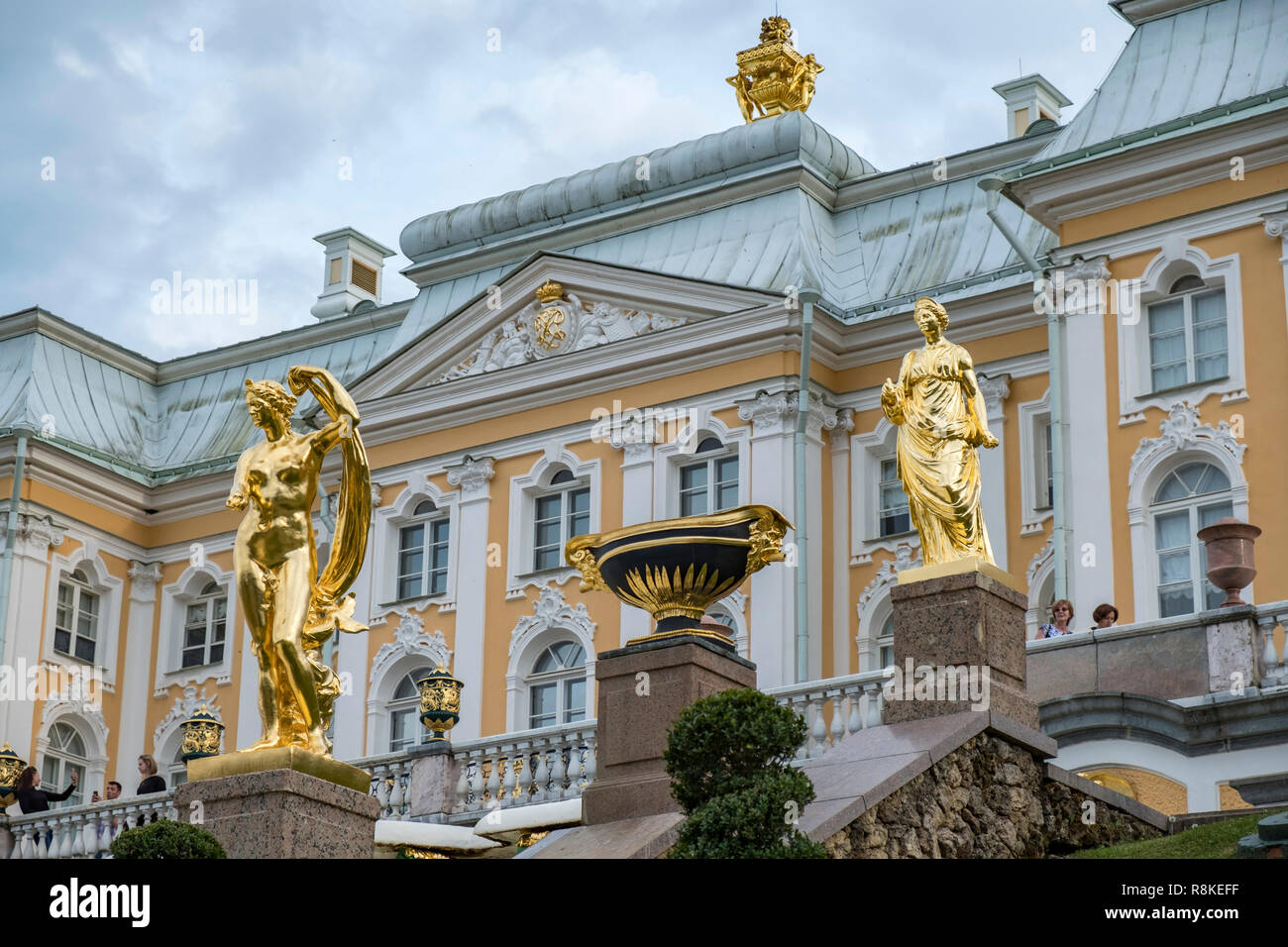 Das Schloss Peterhof ist eine Reihe von Palästen und Gärten in Petergof, Sankt Petersburg, Russland, von Peter dem Großen als direkte bzw. Auftrag entfernt Stockfoto