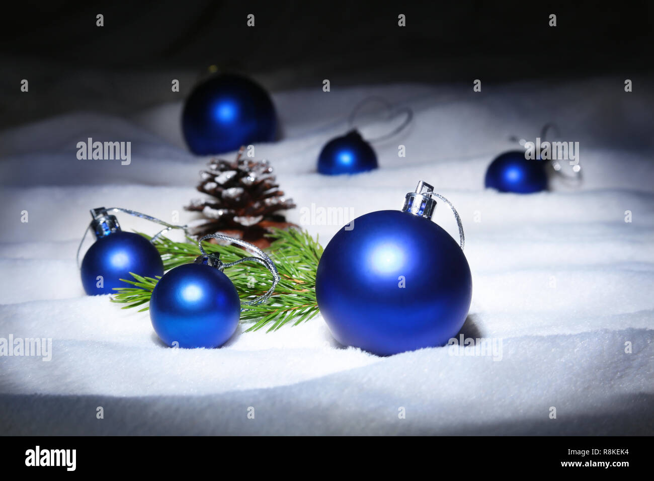 Weihnachten oder Urlaub Zusammensetzung mit blauen Kugeln auf bauschige Federn mit Schnee und Schneeflocken. Stockfoto