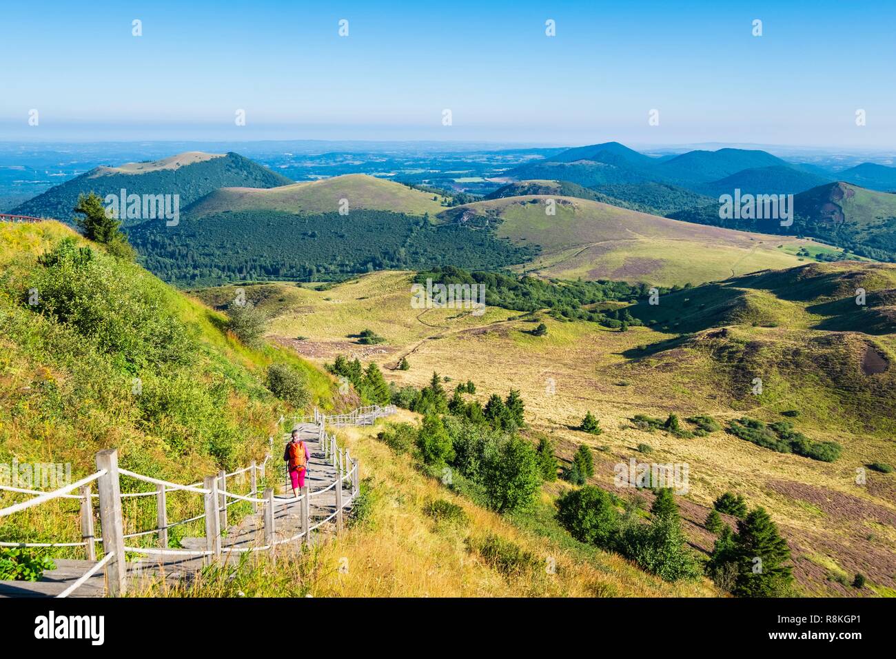 Frankreich, Puy-de-Dome, UNESCO-Weltkulturerbe, Naturpark der Vulkane der Auvergne, Panoramablick über die Chaîne des Puys von den Ziegen trail gehen auf den Gipfel des Puy de Dome (alt: 1465 m) Stockfoto