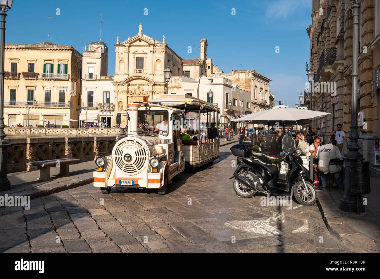 Italien, Apulien, Salento, Lecce, Piazza Sant'Oronzo, Besuch des historischen Zentrums von touristischen Zug Stockfoto