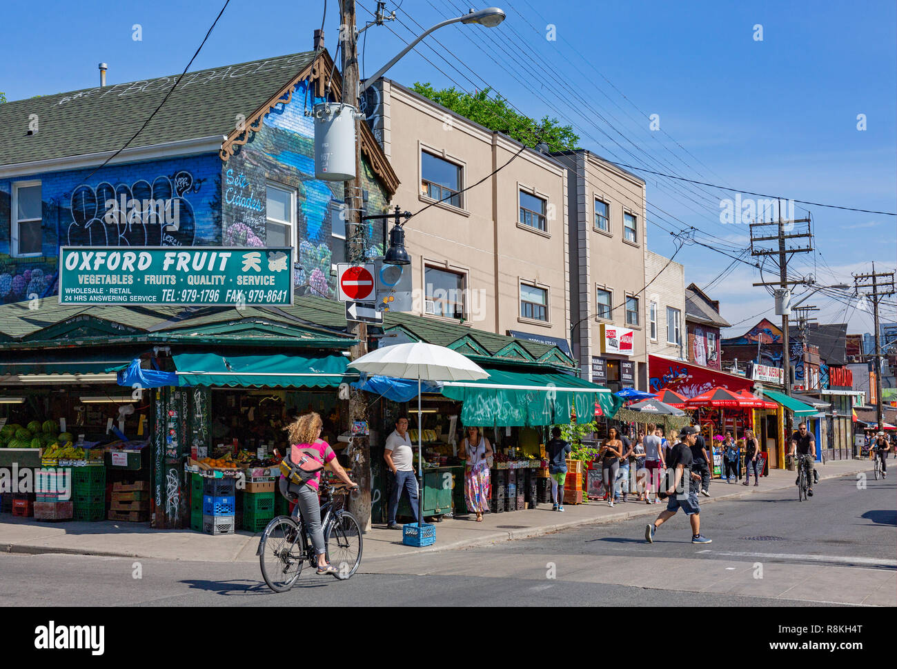 Kanada Provinz Ontario Stadt Toronto Kensington Market Augusta Avenue Einkaufen Bars Restaurants Radfahrer Stockfotografie Alamy