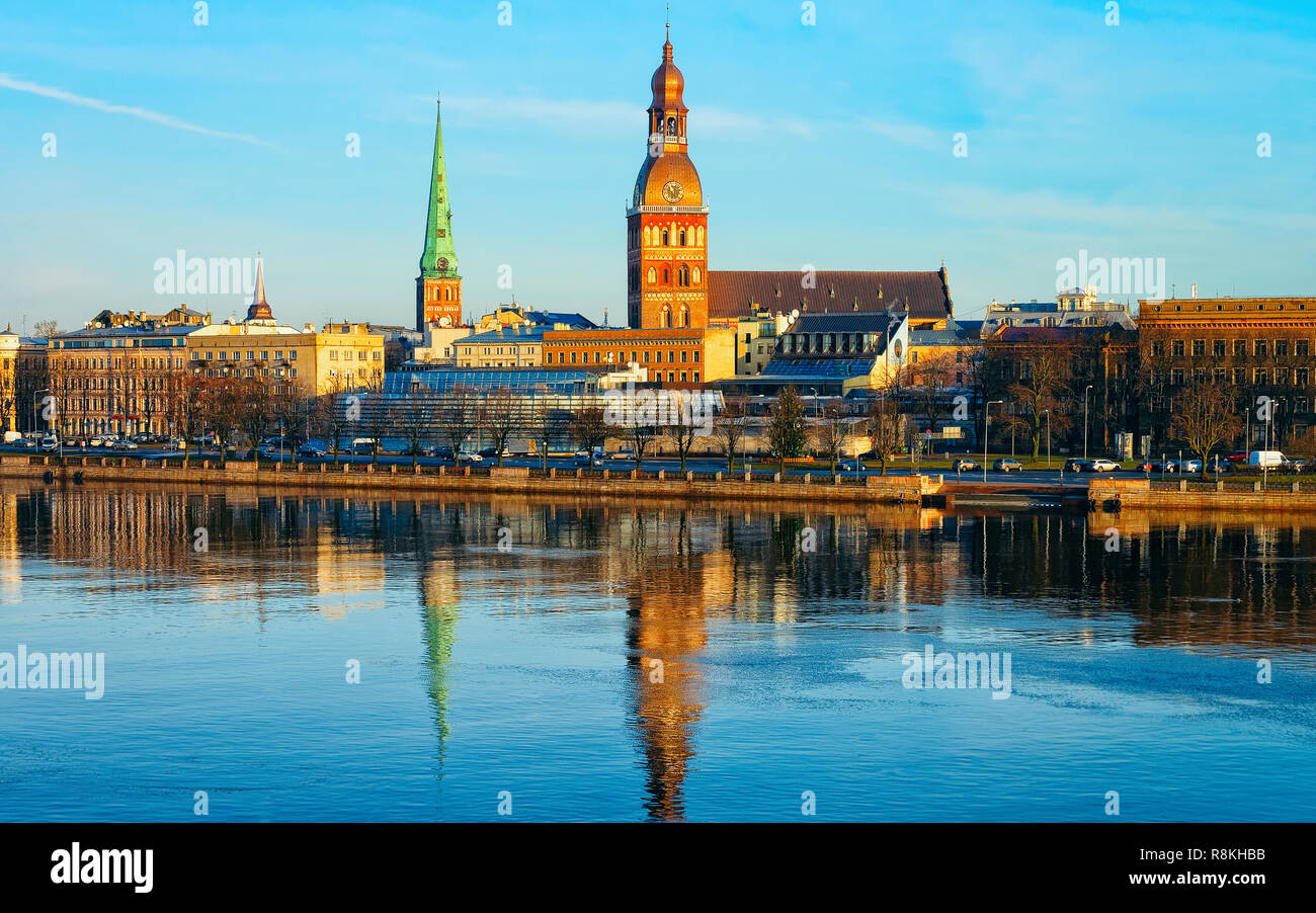 Panorama der Fluss Daugava und der Altstadt mit Dom in Riga in Lettland  Stockfotografie - Alamy