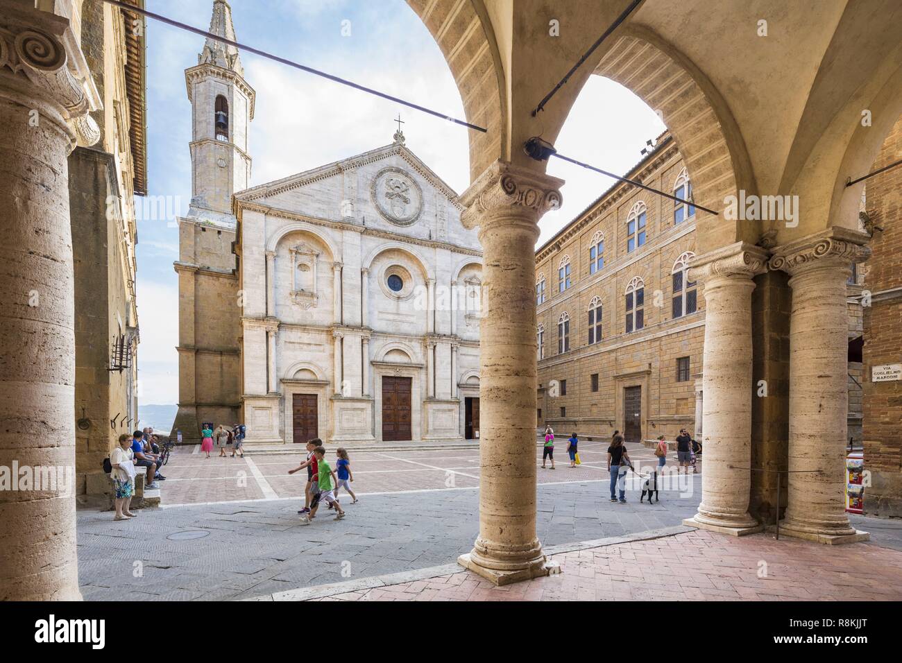 Italien, Toskana, Pienza Val d'Orcia als Weltkulturerbe von der UNESCO, Platz Piazza Pio II, dem Duomo und der Palast Palazzo Piccolomini Stockfoto