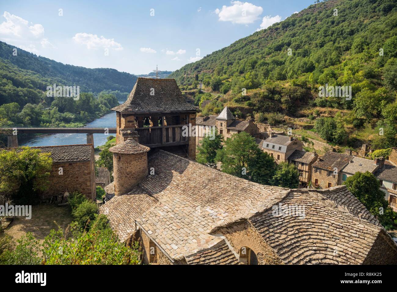 Frankreich, Aveyron, Parc Naturel Regional des Grands Causses (Natural Regional Park des Grands Causses), Route des Seigneurs, Brousse le Chateau, beschriftet Les Plus beaux villages de France (Schönste Dörfer Frankreichs), die gotische Kirche Stockfoto