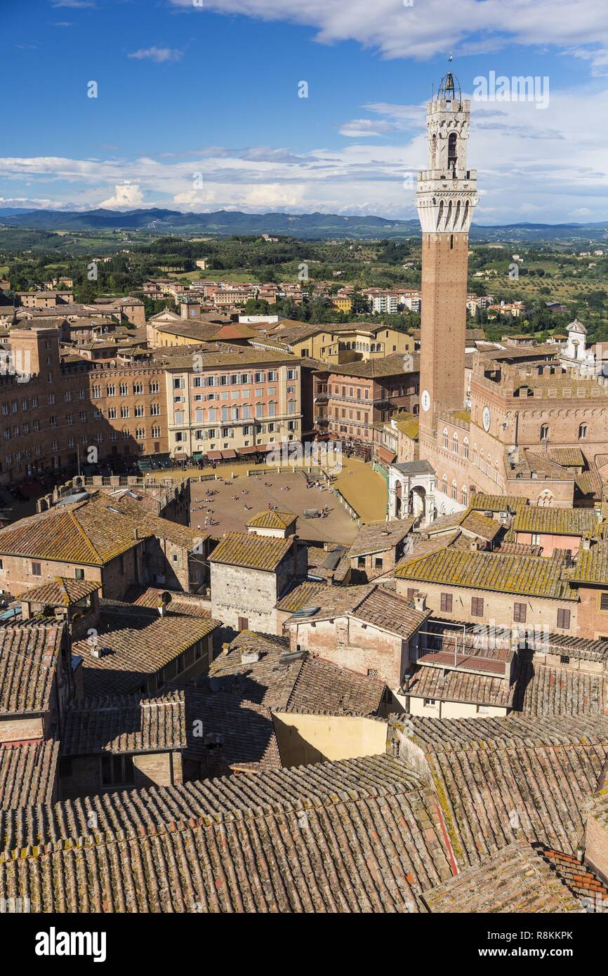 Italien, Toskana, Siena, ein UNESCO Weltkulturerbe, Museo dell'Opera, Aussicht auf die Piazza del Campo mit dem Museo Civico und Torre del Mangia aus dem Panorama der Facciatone Stockfoto
