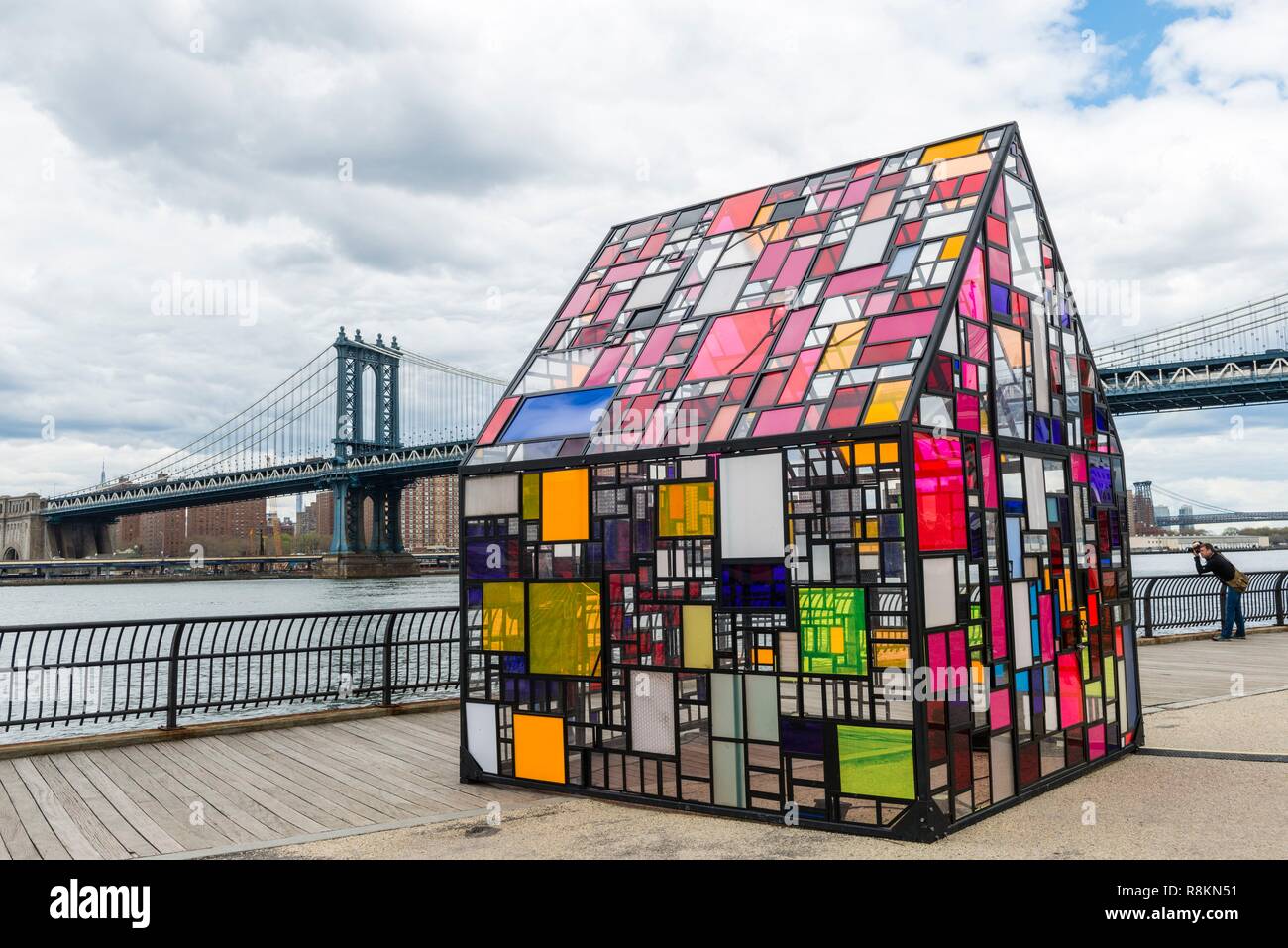 United States, New York, Brooklyn Bridge Park, Artwork berechtigt Kolonihavehus (2010), die von den amerikanischen Künstler Tom Fruin mit Hintergrund East River und Manhattan Bridge Stockfoto