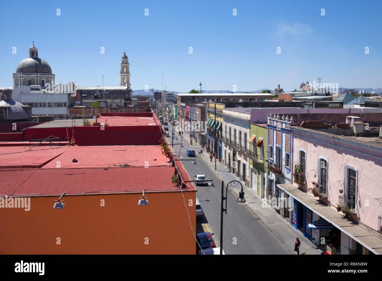 Mexiko, Bundesstaat Puebla, Puebla, Blick auf die Stadt von der Terrasse des Amparo Museum, Santo Christobal Kirche Stockfoto