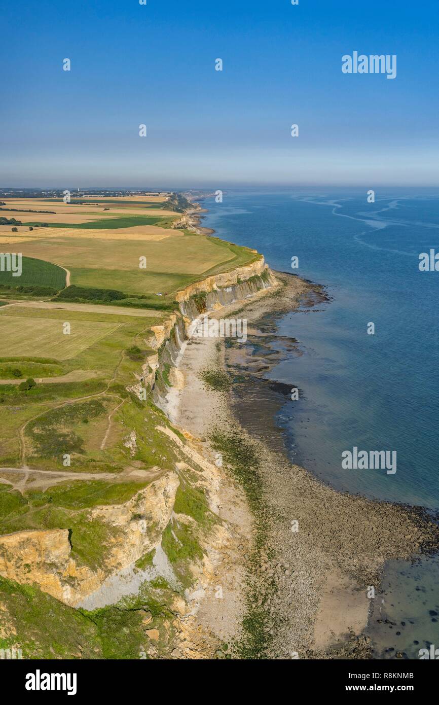 Frankreich, Calvados, Arromanches-Les-Bains, Klippen des Cap Manvieux (Luftbild) Stockfoto