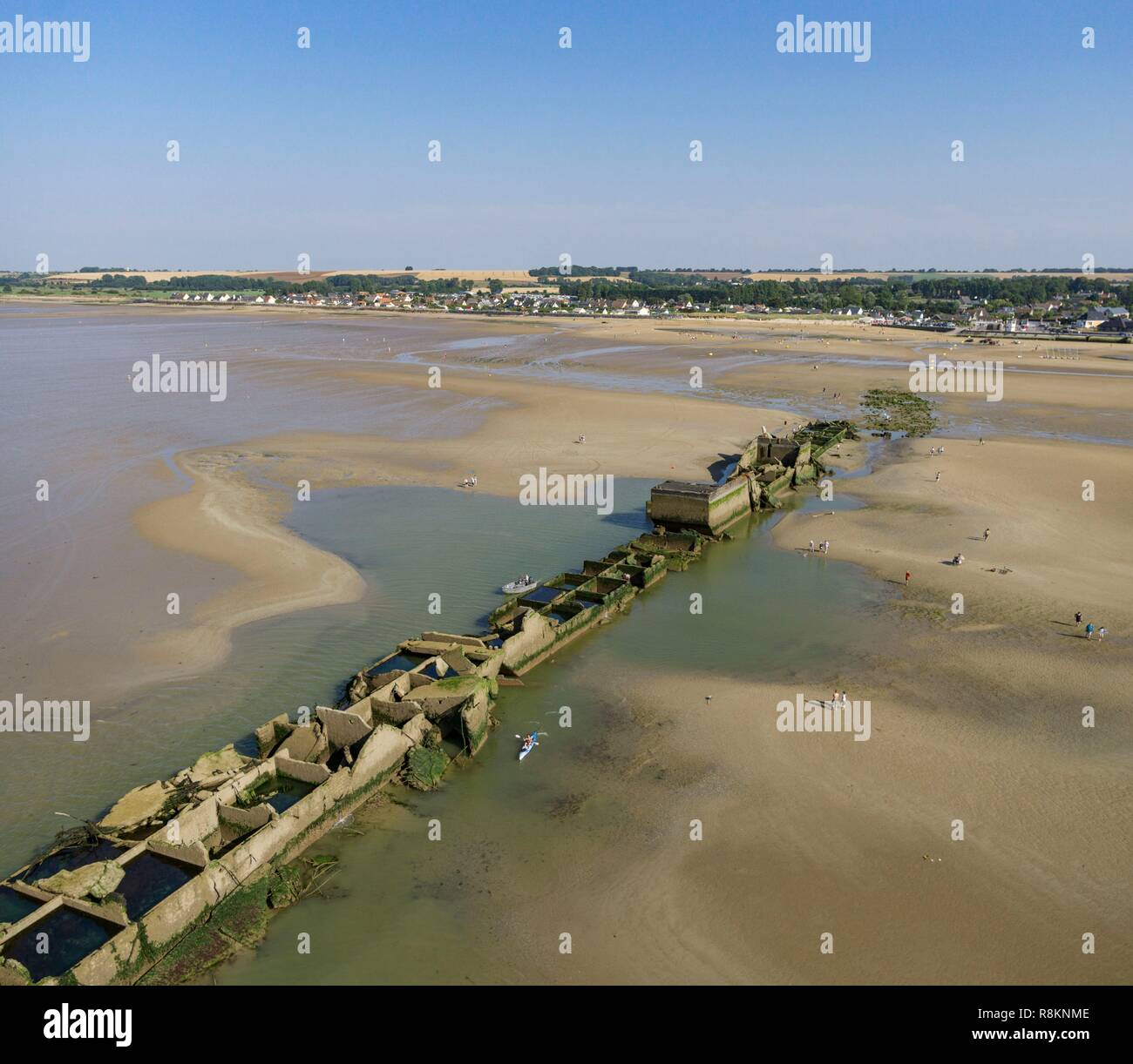 Frankreich, Calvados, Arromanches-les-Bains, Mulberry B bleibt, Port Winston, Phoenix Wellenbrecher, Gold Beach, Alliierte Invasion von Deutschen besetzten Frankreich in die Landung in der Normandie am 6. Juni 1944 (Luftbild) Stockfoto