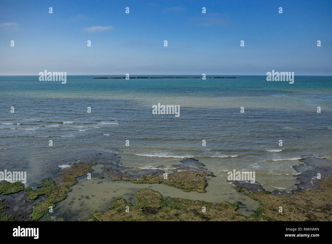 Frankreich, Calvados, Arromanches-Les-Bains, Mulberry B bleibt, Port Winston, Phoenix Wellenbrecher (Luftbild) Stockfoto