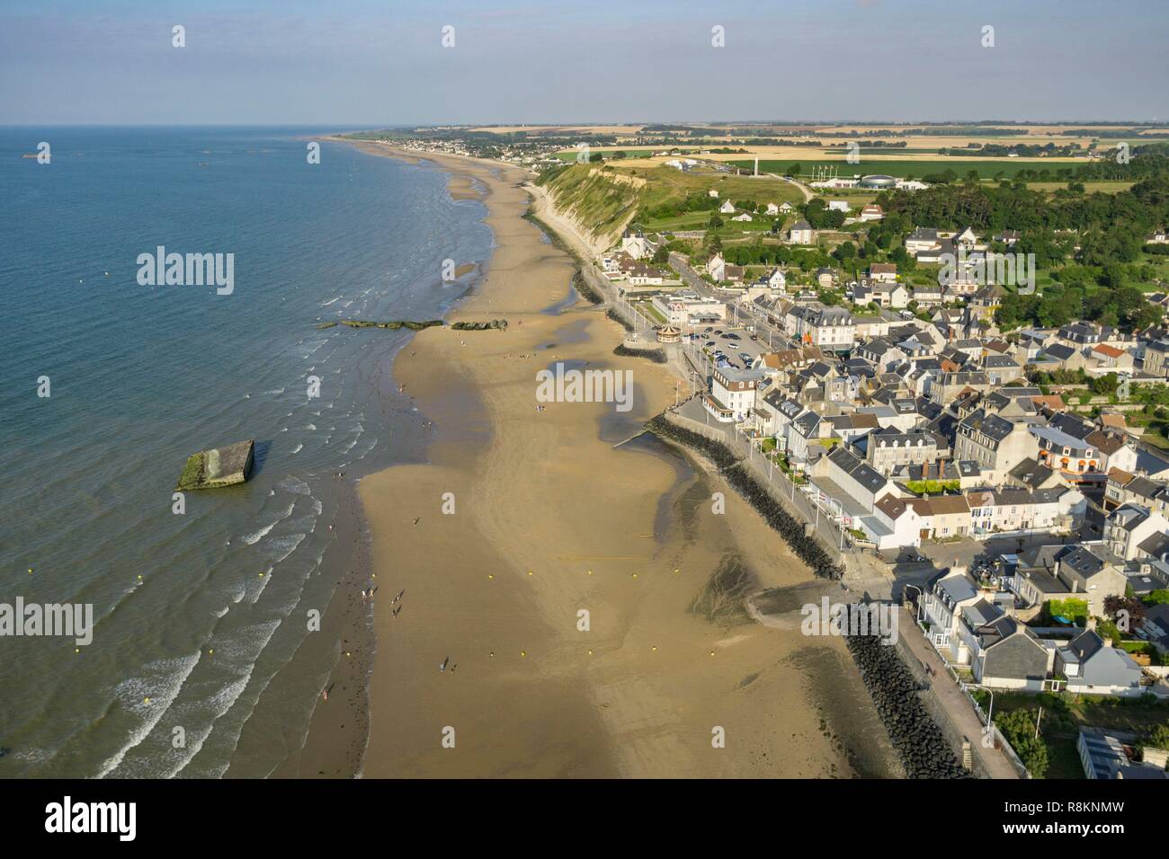 Frankreich, Calvados, Arromanches-les-Bains, Mulberry B bleibt, Port Winston, Phoenix Wellenbrecher, Gold Beach, Alliierte Invasion von Deutschen besetzten Frankreich in die Landung in der Normandie am 6. Juni 1944 (Luftbild) Stockfoto