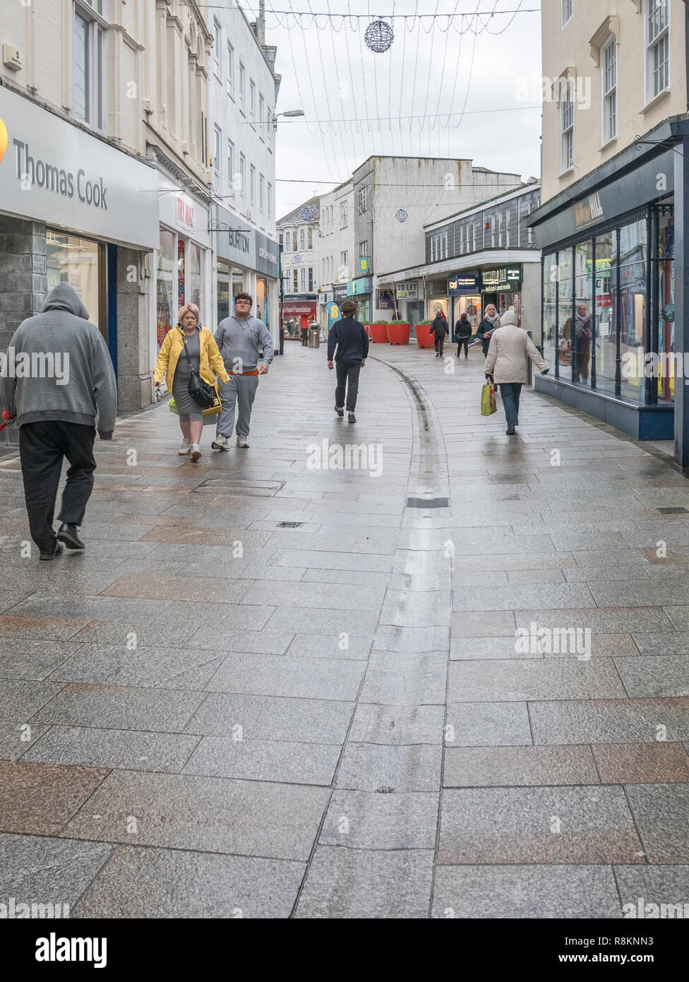 Fast menschenleer Fore Street in St. Austell - eine Shopping Zone an Weihnachten 2018. Metapher für Tod von der High Street, schlechte Einzelhandel. Stockfoto