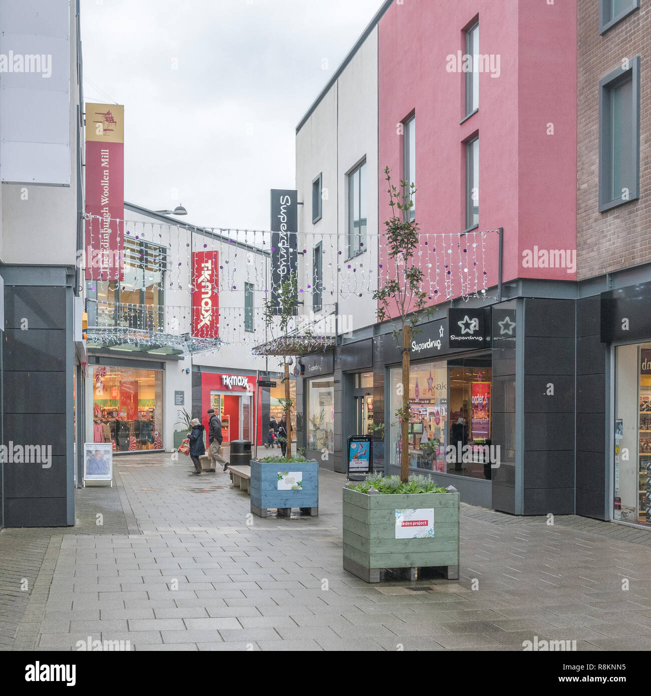 Fast menschenleer Fore Street in St. Austell, Cornwall - eine Shopping Zone an Weihnachten 2018. Metapher Tod von der High Street, schlechte Einzelhandel. Stockfoto