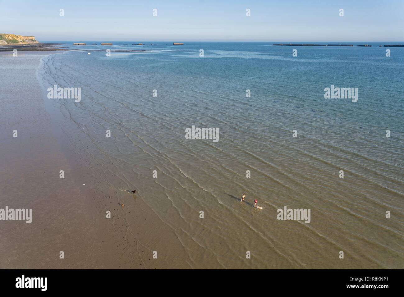 Frankreich, Calvados, Arromanches-les-Bains, Baden an den Stränden der Normandie (Luftbild) Stockfoto