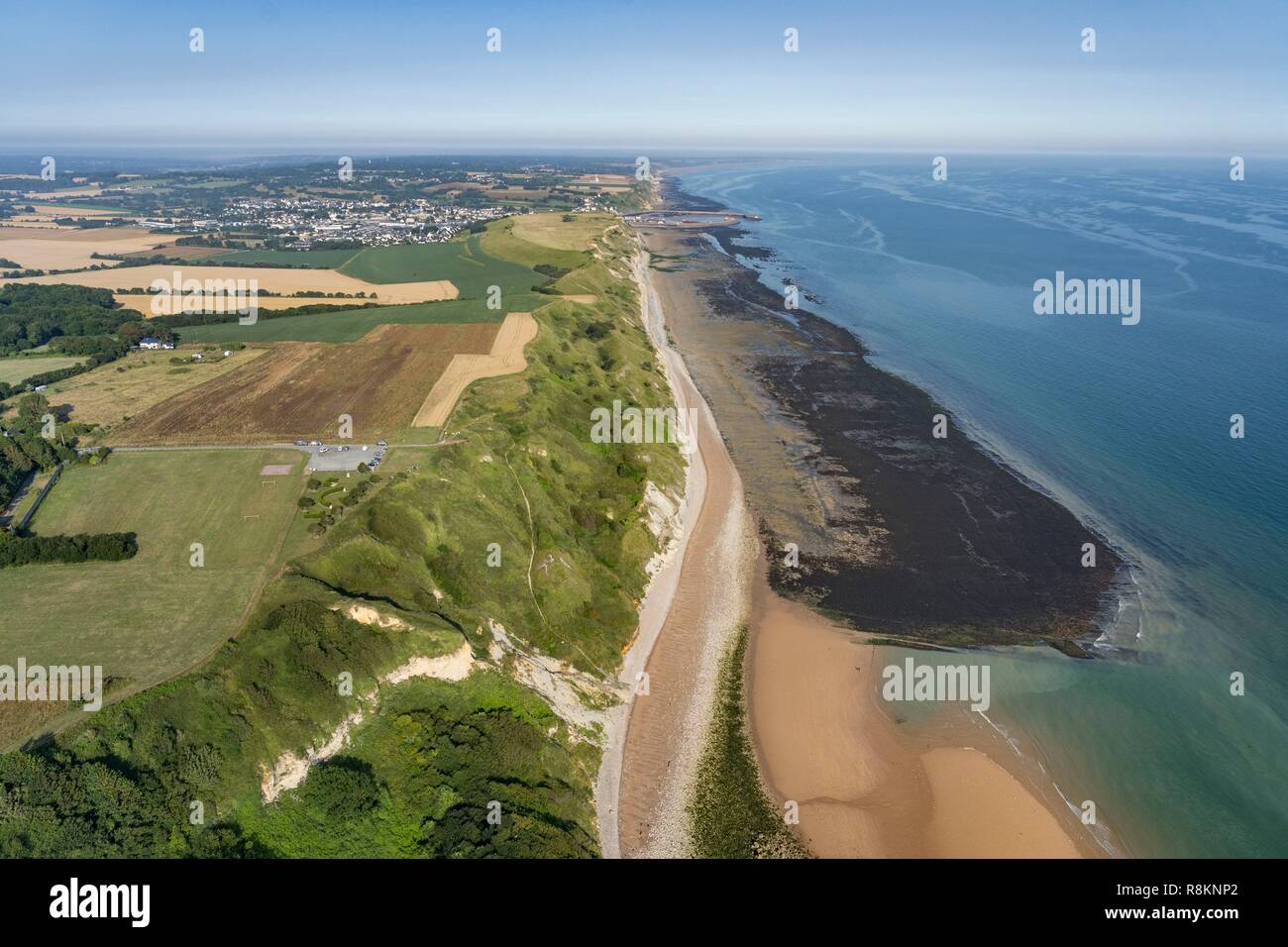 Frankreich, Calvados, fliesst, die Klippen und den Strand (Luftbild) Stockfoto