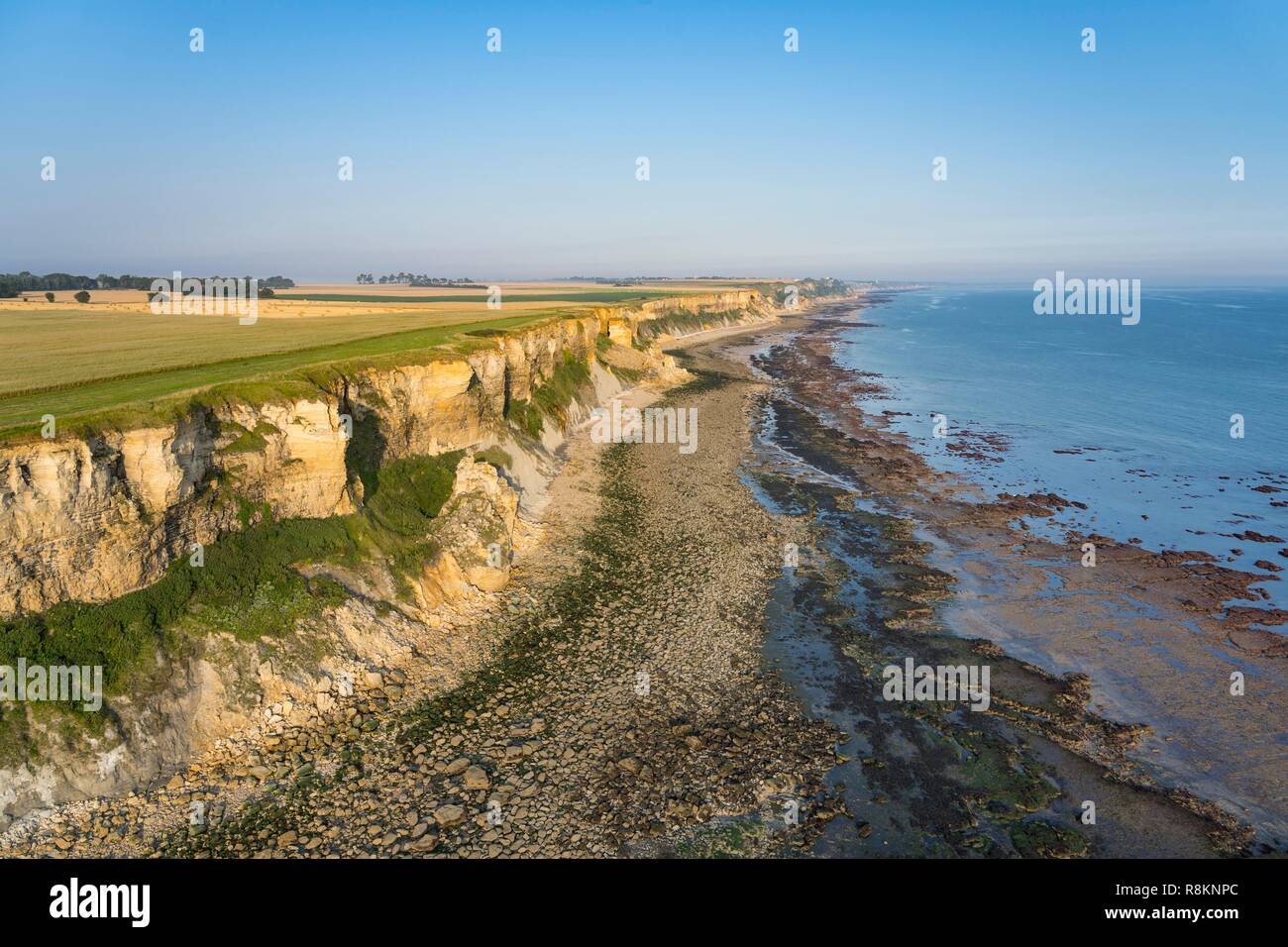 Frankreich, Calvados, Arromanches-Les-Bains, Klippen des Cap Manvieux (Luftbild) Stockfoto