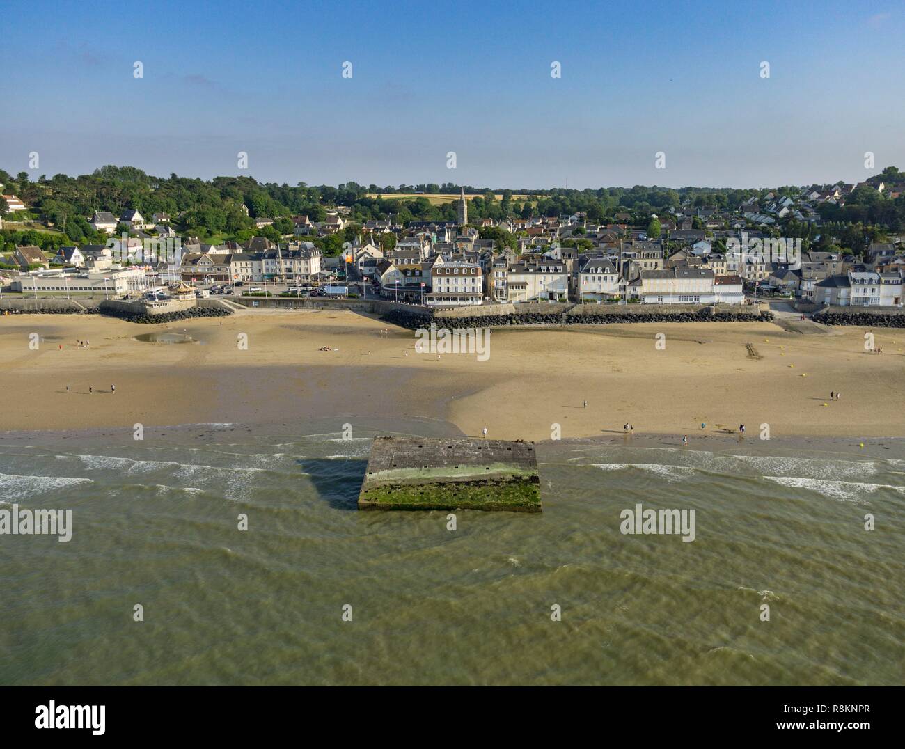 Frankreich, Calvados, Arromanches-les-Bains, Mulberry B bleibt, Port Winston, Phoenix Wellenbrecher, Gold Beach, Alliierte Invasion von Deutschen besetzten Frankreich in die Landung in der Normandie am 6. Juni 1944 (Luftbild) Stockfoto