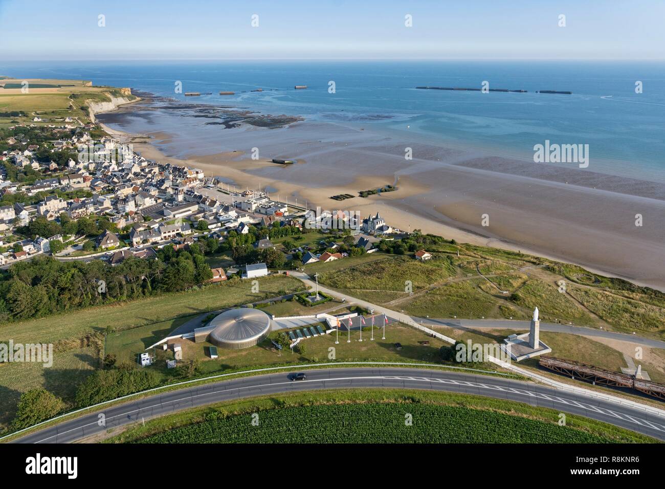 Frankreich, Normandie, Calvados (14), Arromanches-les-Bains, Arromanches360, Rundschreiben, Kino, Museum des Zweiten Weltkriegs (Luftbild) Stockfoto