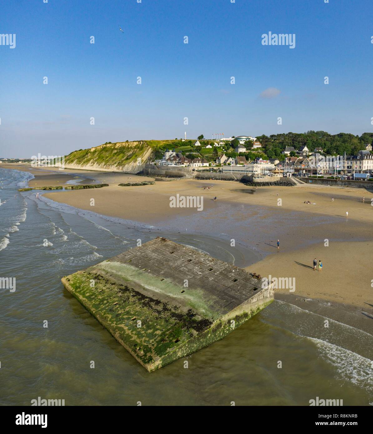 Frankreich, Calvados, Arromanches-les-Bains, Mulberry B bleibt, Port Winston, Phoenix Wellenbrecher, Gold Beach, Alliierte Invasion von Deutschen besetzten Frankreich in die Landung in der Normandie am 6. Juni 1944 (Luftbild) Stockfoto