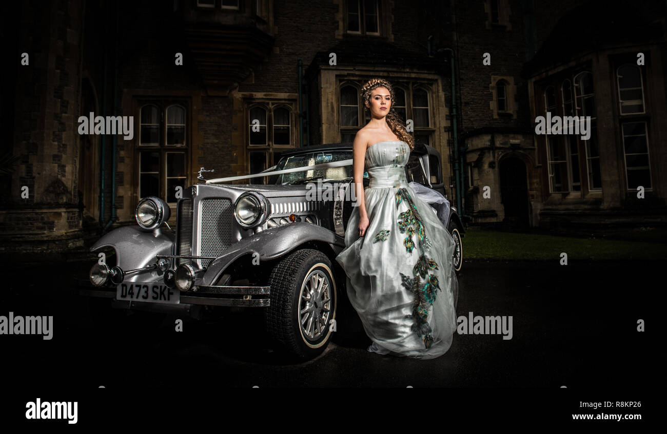 Elegante Braut durch klassische Hochzeit Auto Stockfoto